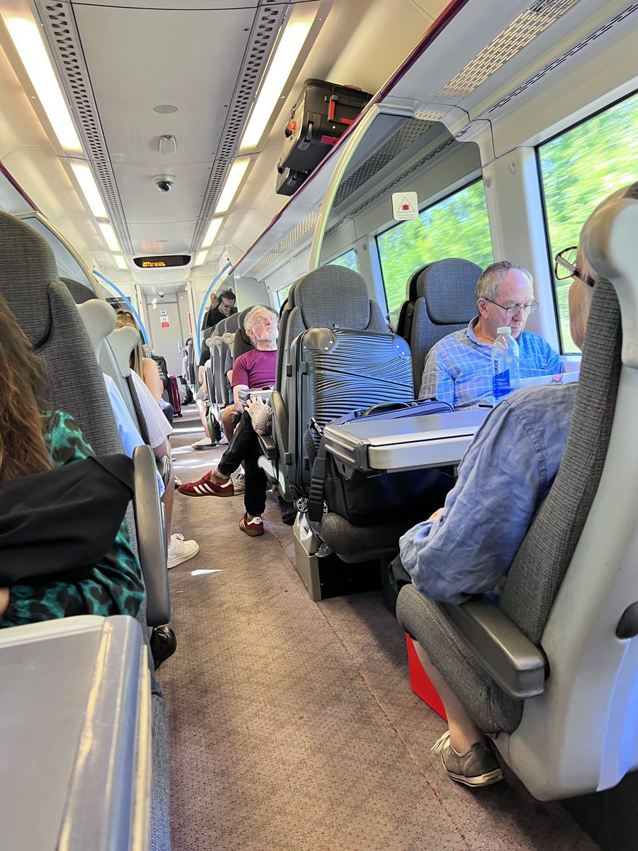 英国的朋友们，英国火车不开空调吗？今天85度的高温，热得儿子满头大汗。#英国 #英国火车 #英国旅游