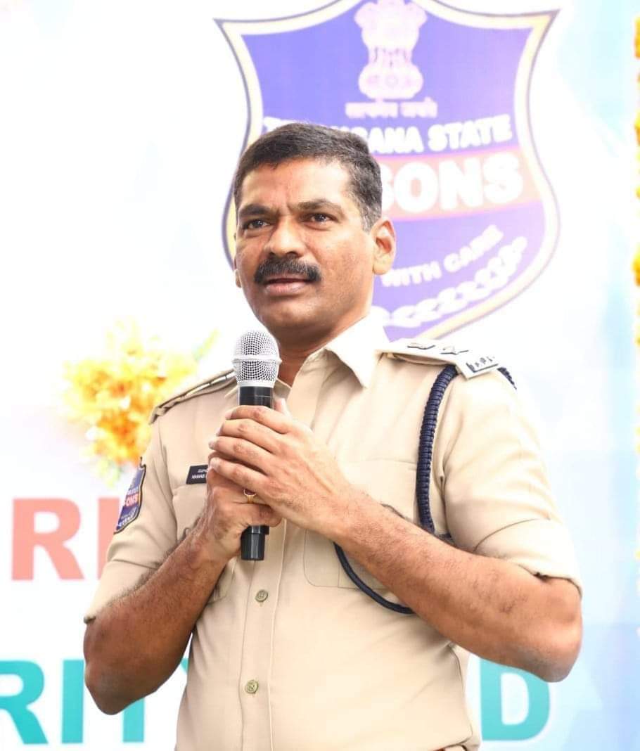 Nawab_SKGoud's tweet photo. ఉపాధ్యాయ దినోత్సవం
టీచర్ గా 5 1/2 సం.లు
లెక్చరర్ గా 10 1/2 సం.లు
యూనిఫాం సర్వీసులో 11 సం. లు
1. నాడు విద్యార్థుల భవిష్యత్తు కోసం
2. నేడు ఖైదిలలో మార్పుకోసం 
3. భవిష్యత్తులో save the girl child సంస్థ తరపున మహిళలు ఆడపిల్లల కోసం   
బోధన అనేది నాడు నేడు రేపు కూడా మెరుగయిన సమాజం కోసం https://t.co/zYkoV8y5Bt