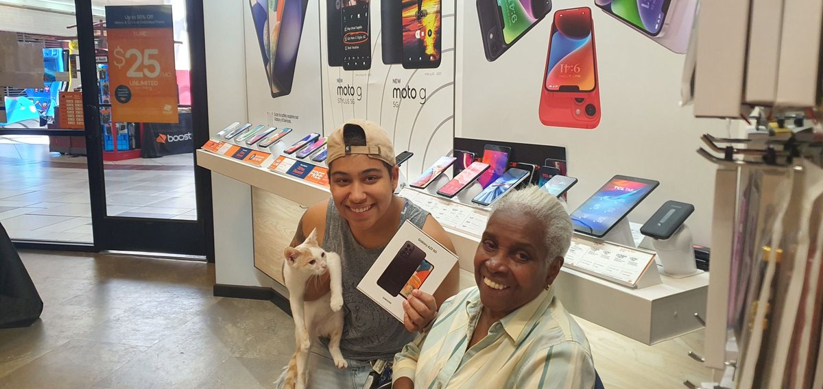 MarcecoNation's tweet photo. Happy Labor Day to all our Boost Mobile customers! We appreciate you and will continue to keep you connected with the best service! @boostmobile
#BoostLaborDay
#BoostNation #MarcecoNation https://t.co/okIOLnTFL2