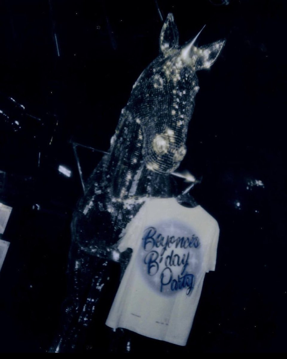 BeyLegion's tweet photo. Birthday show exclusive merch, an ode to young Bey in Houston over two decades ago. ♥️🐝

#RENAISSANCEWorldTour 
#LA https://t.co/8xvCINsqvp