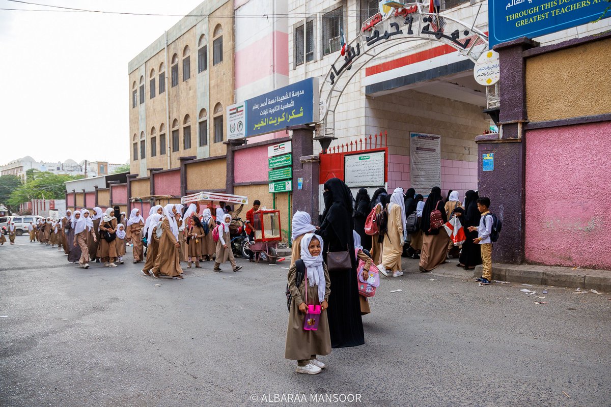 الطالبة سارة عواد تشعر بالنعاس في أول يوم دراسي لها في المدرسة بمدينة #تعز _ #اليمن 😃
Sarah Awad feels asleep on her first day at school 😃 in #Taiz city of #Yemen 
#BackToSchool #Yemenchildren