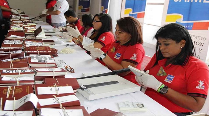 Jefe de Estado exalta labor de los servidores públicos en su día

#MeEncantaVenezuela

vtv.gob.ve/exlatan-labor-…