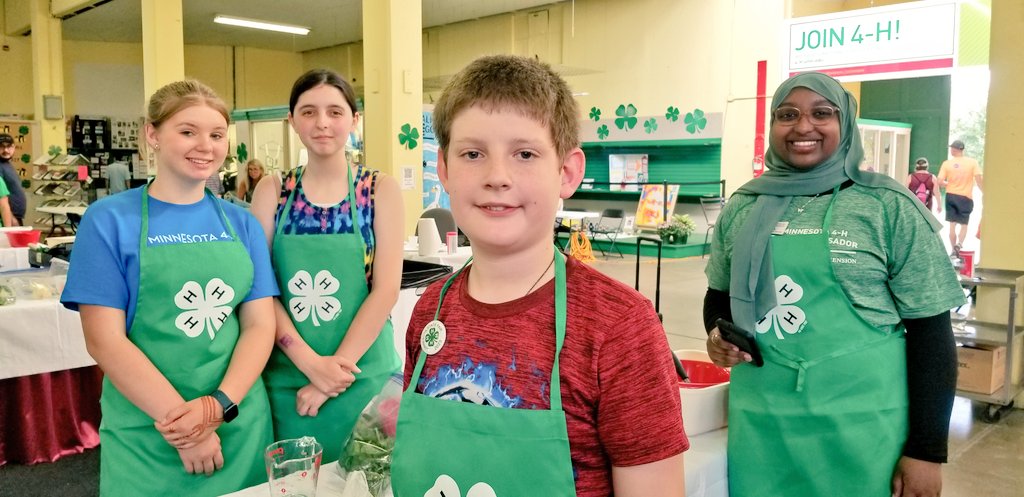 jennifer_skuza's tweet photo. These @MN4H'ers are learning how to cook a meal, ensure food safety and embrace nutrition. Just one of many fun educational programs in the 4-H Building at the @mnstatefair
🍅🥔🥕🧀🥩
#ChefForADay
#Teamwork
#ThisIs4H https://t.co/zNGv29PfYo