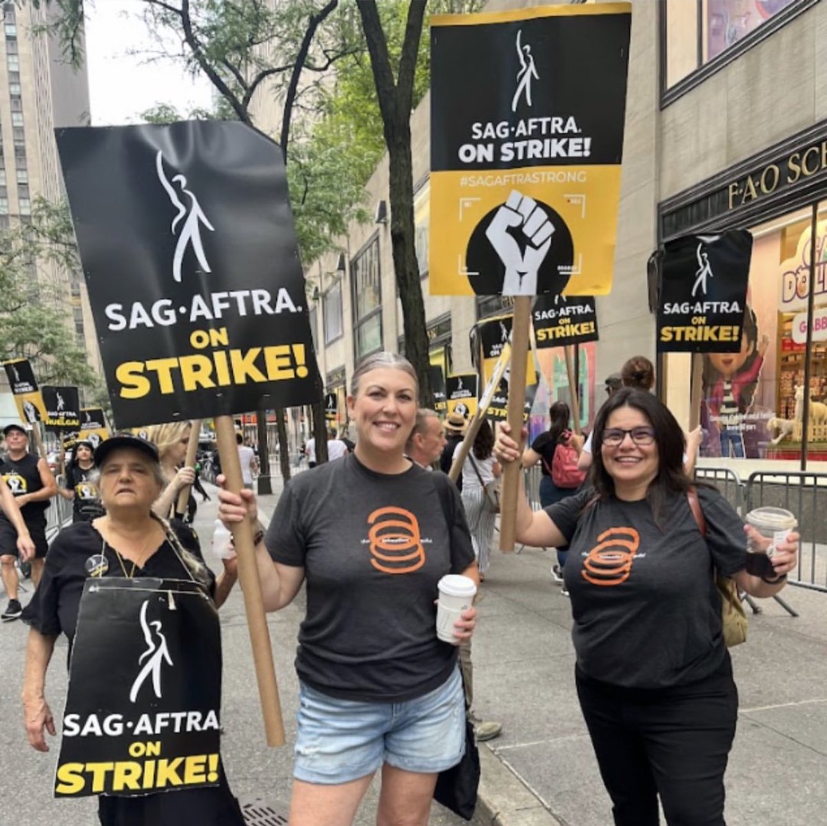 commgurl's tweet photo. #HappyLaborDay union family! Here's some pics from last week when I joined the strike line in support of SAG-AFTRA members in New York City. #SolidarityForever #1U #UnionStrong #SAGAFTRAStrike #SuckItAMPTP #ImWalkingHere https://t.co/451ta3glln