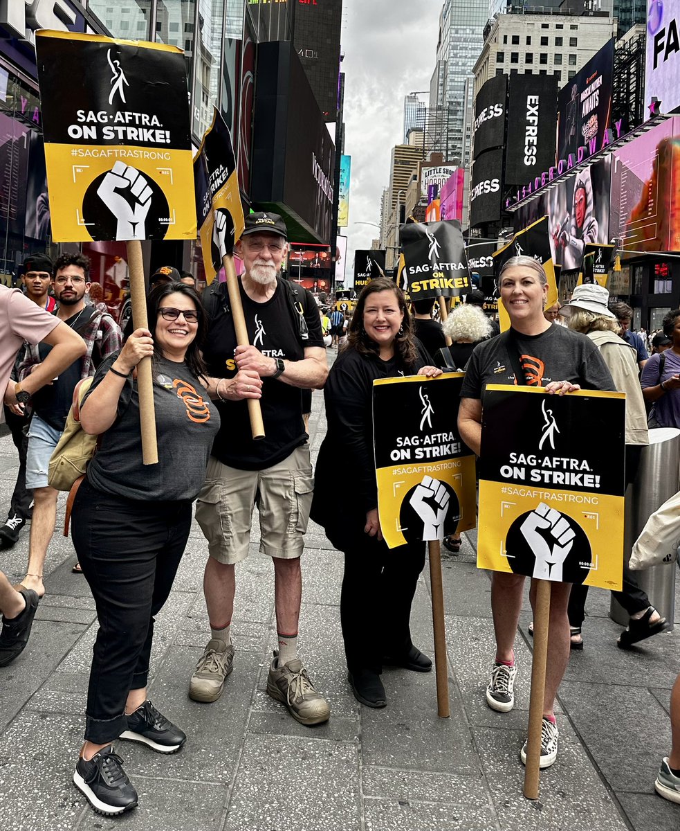 commgurl's tweet photo. #HappyLaborDay union family! Here's some pics from last week when I joined the strike line in support of SAG-AFTRA members in New York City. #SolidarityForever #1U #UnionStrong #SAGAFTRAStrike #SuckItAMPTP #ImWalkingHere https://t.co/451ta3glln
