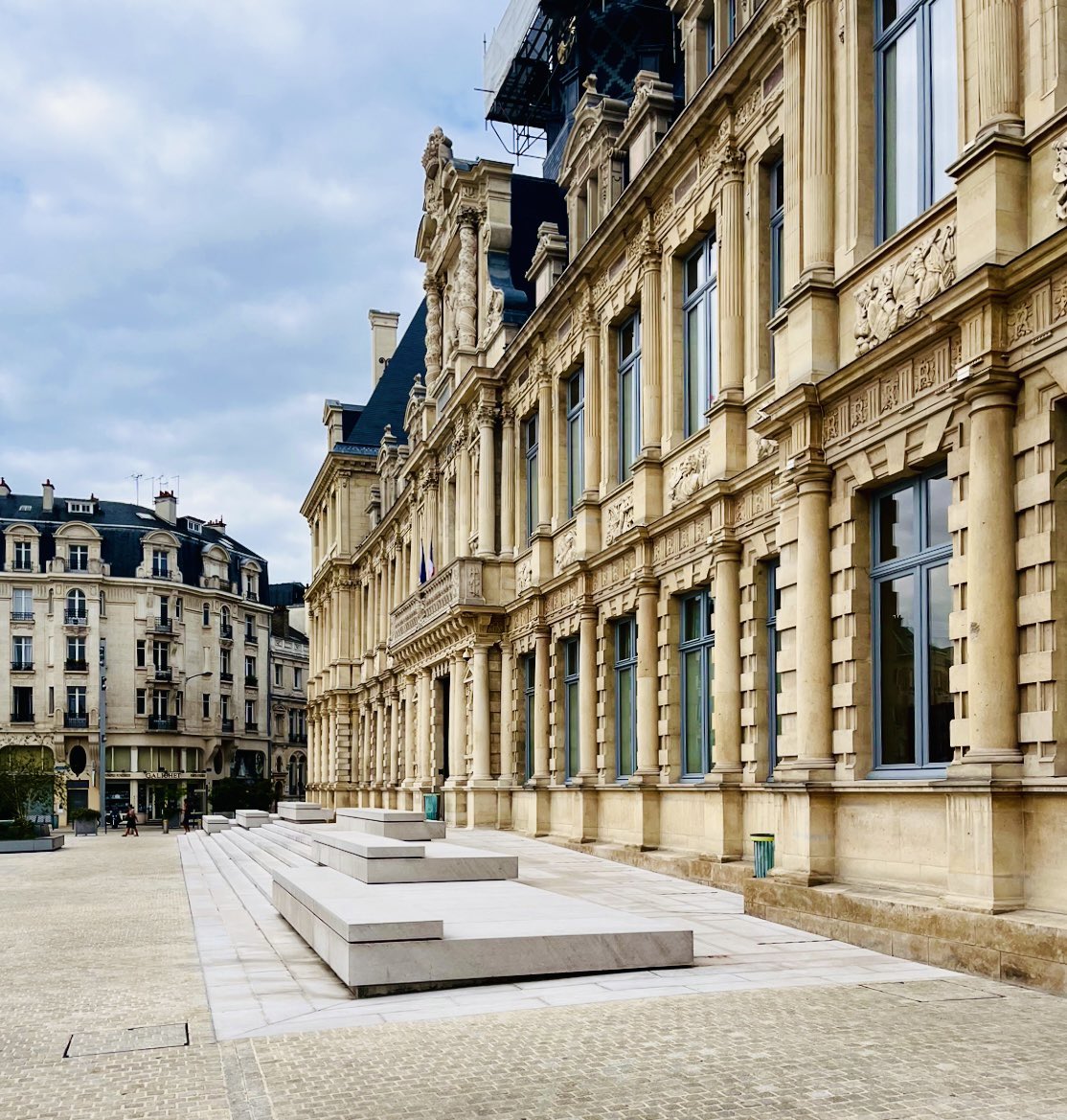 bartvermandere's tweet photo. De zomervakantie dient om de batterijen op te laden maar soms ook om #inspiratie op te doen, zoals hier het “Hotel de Ville” in Reims, waar een elegante ingreep plein én historisch gebouw #drempelloos verbinden met elkaar en zo het lokaal #patrimonium mooi #toegankelijk maken ♿️ https://t.co/Kb5nKPxPvw