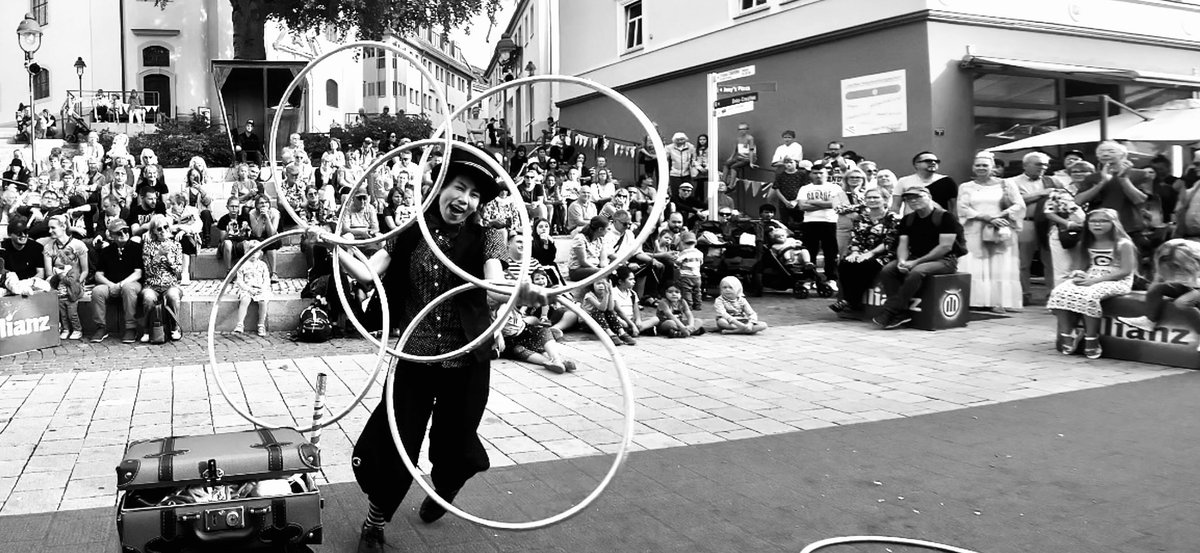 PerformerNaoko's tweet photo. Suhler Straßen Theater Festival, ドイツ🇩🇪Performing my hoop routine. 

#streetperformingfestival 
#naokothemagician 
#performernaoko
#streetmagic
#suhl https://t.co/lU3mifibCw