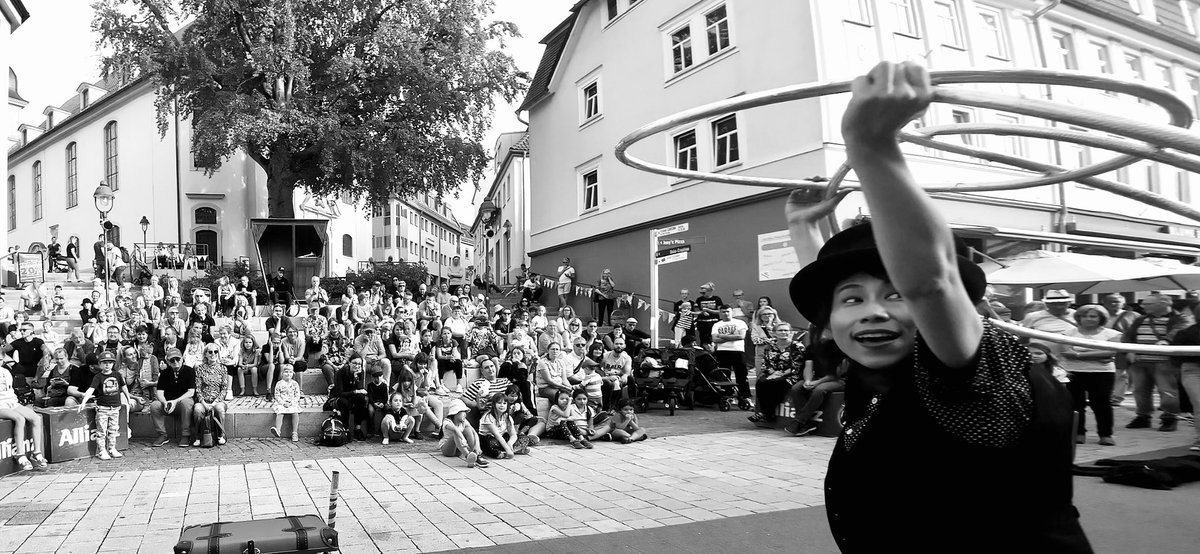 PerformerNaoko's tweet photo. Suhler Straßen Theater Festival, ドイツ🇩🇪Performing my hoop routine. 

#streetperformingfestival 
#naokothemagician 
#performernaoko
#streetmagic
#suhl https://t.co/lU3mifibCw