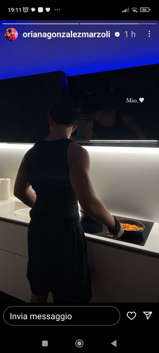 ElenaOacar's tweet photo. Mio? Ma chi lo vuole Oriana,tienitelo !!! Dopo avervi conosciuto nessuna donna sana di mente né uomo con un po' di sale in zucca potrebbe mai aver voglia di avere a che fare con voi due ...siete una coppia finta ma nella vostra finzione siete pateticamente tossici e uguali ... https://t.co/nfU5OiBEvu