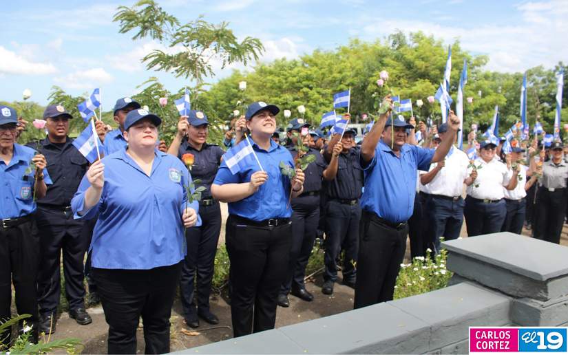el19digital's tweet photo. #AmoraNicaragua  | Servidores públicos del gobierno sandinista saludaron este lunes el inicio de las Fiestas Patrias de Nicaragua y rindieron homenajes a los héroes de la Batalla de San Jacinto que se libró el 14 de septiembre de 1856. https://t.co/m49IyxBCFh