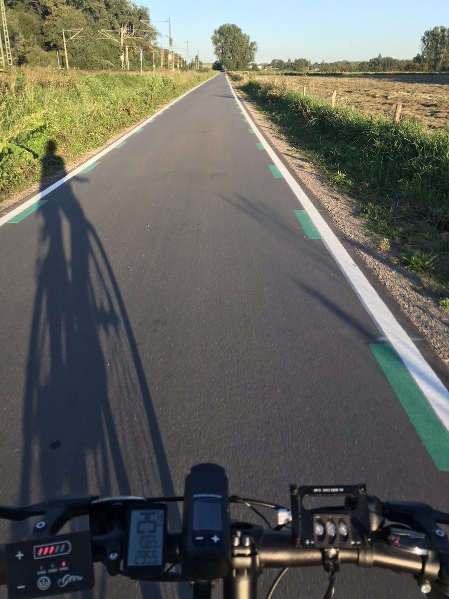 Super, die veloroute nimmt immer mehr Gestalt an!
Vorfahrt für Radler - und ein super glatter Belag. So bringt man Leute zum umsteigen! Danke, #Hannover !!