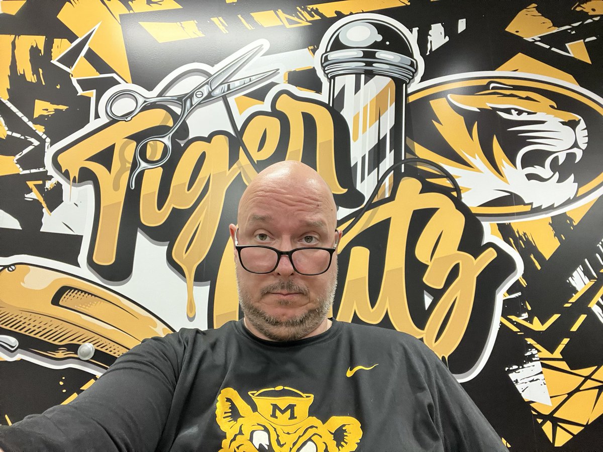 JockwasherPod's tweet photo. Ich brauche einen Helm-geeigneten Haarschnitt ham se gesacht. Ich wär dann soweit 🪖🧐🤔 #hairstyle #tigercuts #duhastdiehaareschön #waschsalonreisen #jockwasherpodcast #thegermanatmizzou https://t.co/87DKchdZoE