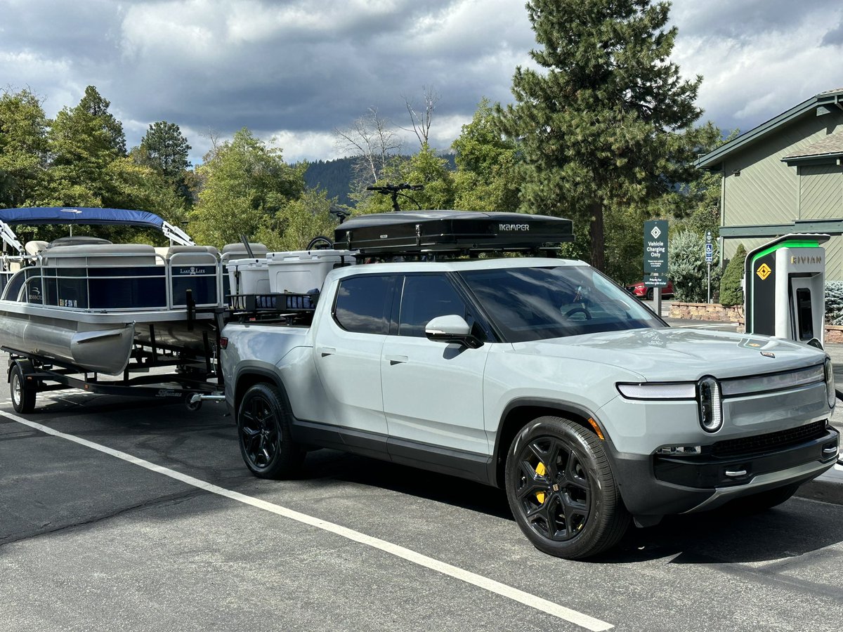 keith_mitten's tweet photo. Thank you @ Rivian   Pull thru chargers are the best   How dis parking spot chargers become the standard?  ICE cars have always had pull thru… https://t.co/QAylKIE8XP