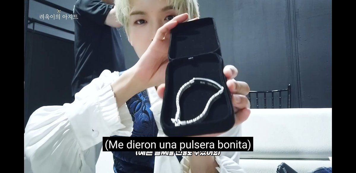 KillariSJPeru's tweet photo. Estamos muy emocionadas al ver que @9ryeong9 mostró las pulseras que le entregó la Unión de Fanbases de la que somos parte 💙 

Entregamos 9 pulseras de plata de 950 para #SuperJunior ✨ y agradecemos a @masterliveperu por ayudarnos a hacer esto posible

https://t.co/fHWxcbJSuc https://t.co/vH0OIQYVNp