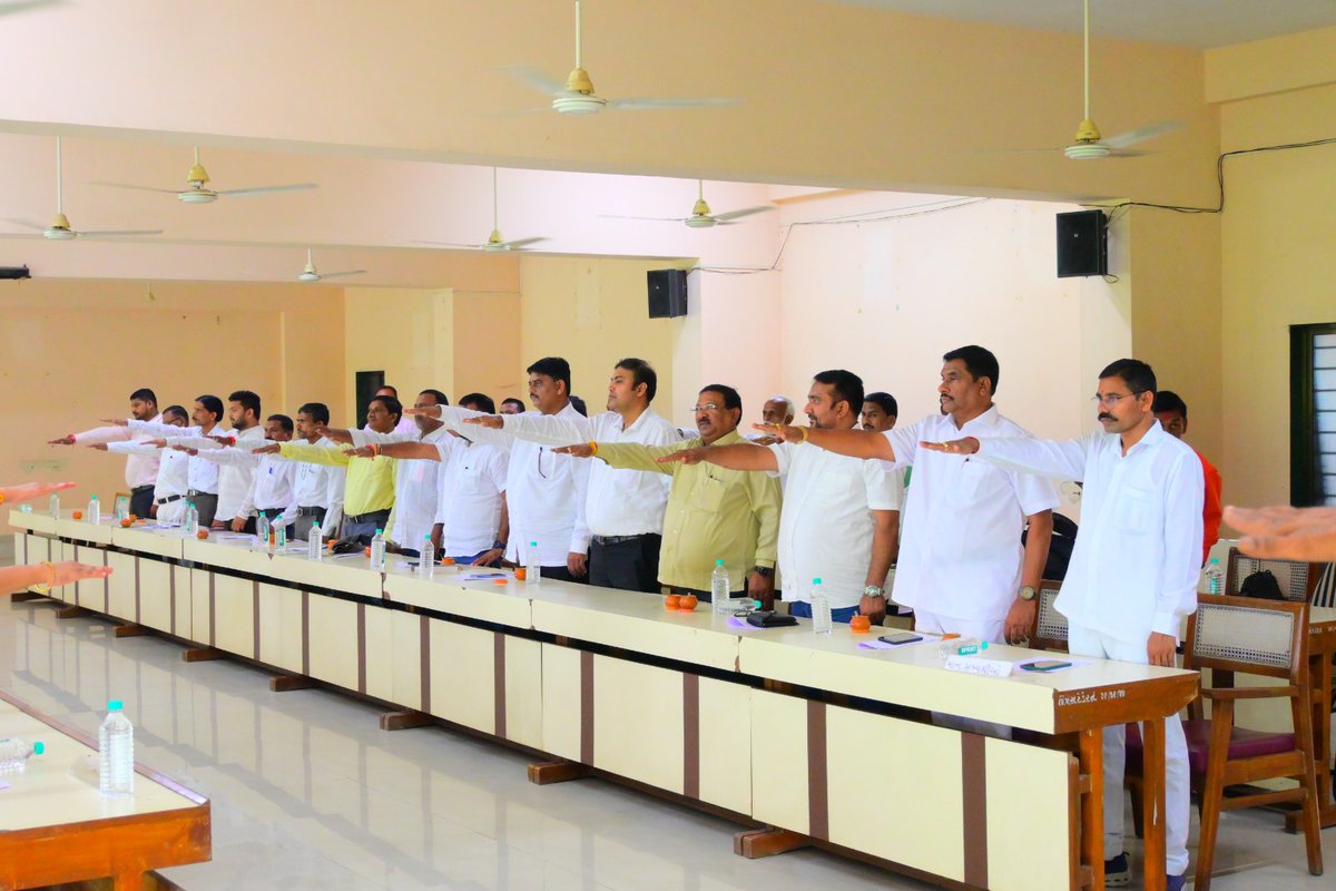 જિલ્લા પંચાયતની ખાસ સામાન્ય સભામાં ઉપસ્થિત જિલ્લાના અધિકારી/પદાધિકારીશ્રીઓ દ્વારા #RashtriyaPoshanMaah2023 ની ઉજવણી અન્વયે પોષણ શપથ લેવામાં આવ્યા.
#GujaratPoshanMaah2023
#SahiPoshanDeshRoshan
<a href="/DDO_VALSAD/">DDO Valsad</a>
<a href="/WCDGujarat/">Women & Child Development, Govt of Gujarat</a> 
<a href="/nirala_kk/">KKNirala</a> 
<a href="/POSHAN_Official/">POSHAN Abhiyaan</a> 
<a href="/BhanubenMLA/">Bhanuben Babariya</a> 
<a href="/PoshanAbhiyaan/">Poshan Abhiyaan</a>