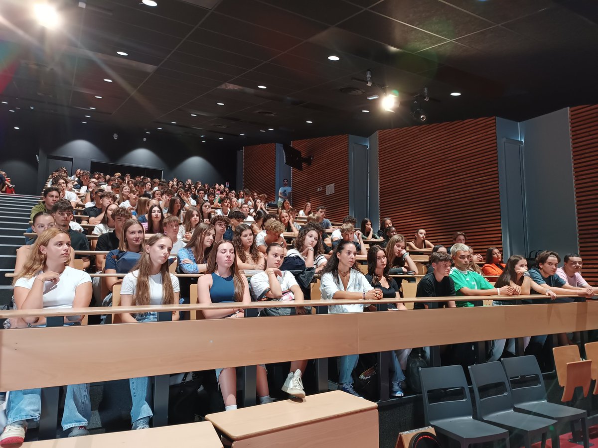 Frederic_SAUTON's tweet photo. C'est au tour des 150 Première #stmg du @lyceejarennes d'être accueillis par @Richard_Maha , chef d'établissement entourée de l'équipe des professeurs principaux.
Une première occasion de présenter le projet éducatif de notre lycée 
L'année est lancée ! https://t.co/WXJ0gG2r2L