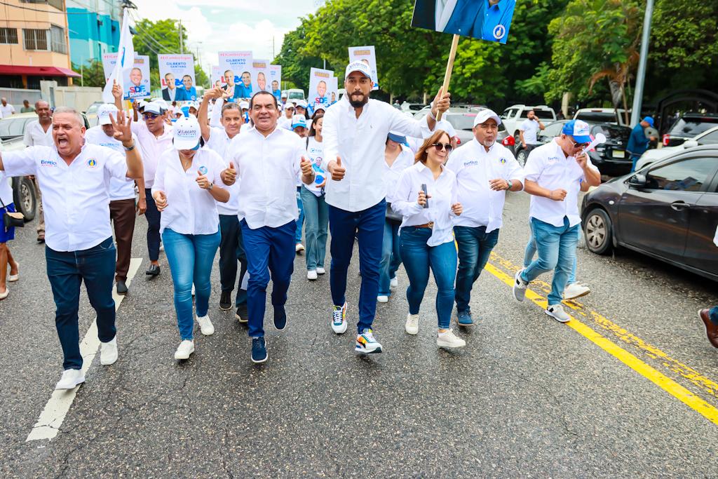2028Santana's tweet photo. Así recibimos a nuestro líder y candidato presidencial Luis Abinader, en Santo Domingo Este.
@luisabinader 
#EstamosCambiando
#estoescambio https://t.co/UteqEhv3V3