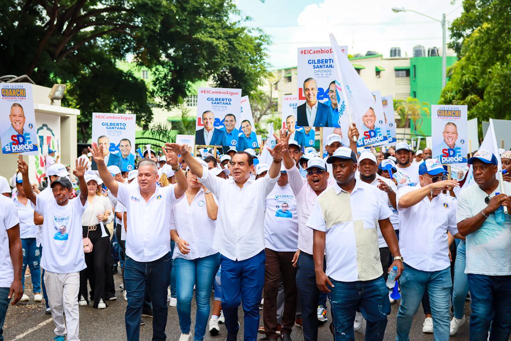 2028Santana's tweet photo. Así recibimos a nuestro líder y candidato presidencial Luis Abinader, en Santo Domingo Este.
@luisabinader 
#EstamosCambiando
#estoescambio https://t.co/UteqEhv3V3