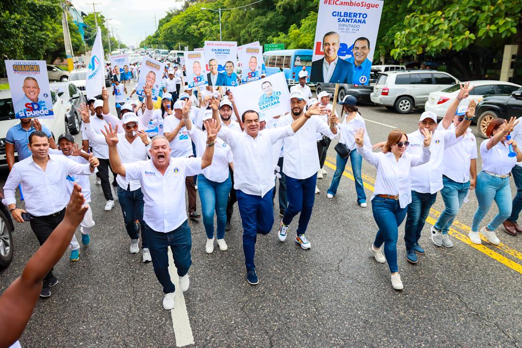2028Santana's tweet photo. Así recibimos a nuestro líder y candidato presidencial Luis Abinader, en Santo Domingo Este.
@luisabinader 
#EstamosCambiando
#estoescambio https://t.co/UteqEhv3V3