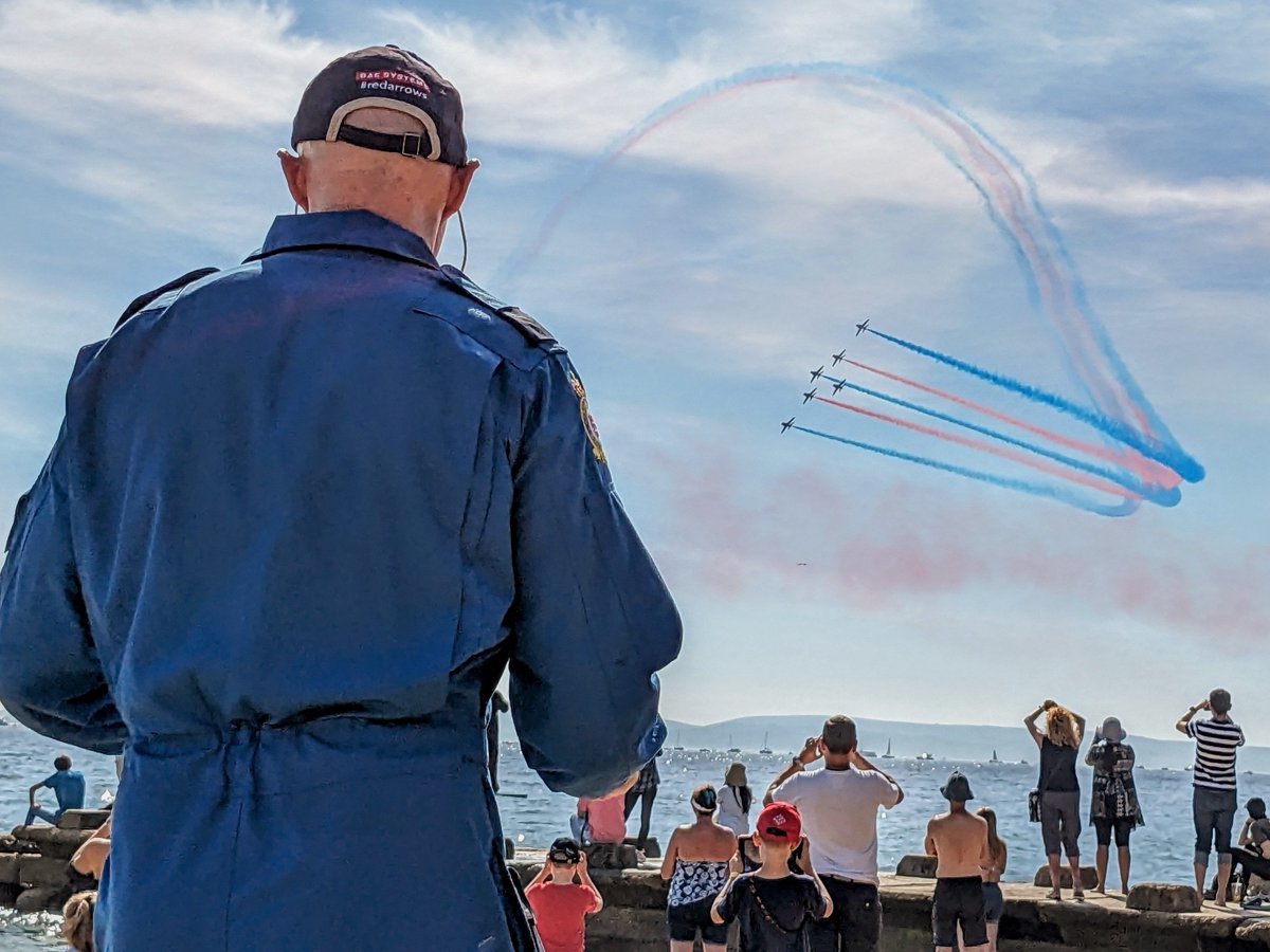 TSPCrowther's tweet photo. @rafredarrows @BmthAirFest 
Lovely day by the sea https://t.co/6skYmdIDmO