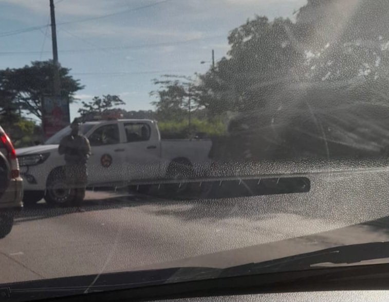 la_maty's tweet photo. Señor presidente @nayibbukele le pido de la manera más atenta que gire la instrucción de no poner el pick up de la policia militar atravesado en el carril de la subida del Puerto de La libertad, el tráfico es fatal y los que vivimos abajo somos los que sufrimos!! https://t.co/z8w7JzUJt6