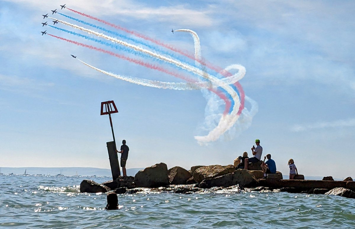 TSPCrowther's tweet photo. @rafredarrows @BmthAirFest 
Lovely day by the sea https://t.co/6skYmdIDmO