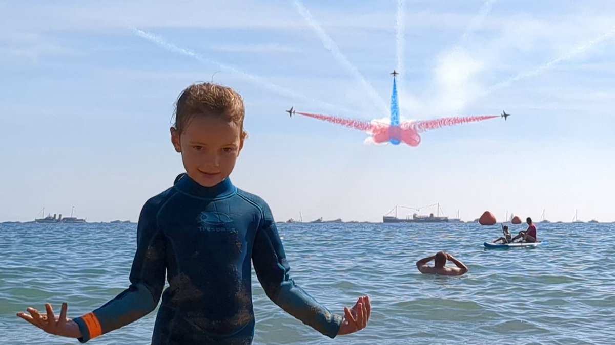TSPCrowther's tweet photo. @rafredarrows @BmthAirFest 
Lovely day by the sea https://t.co/6skYmdIDmO