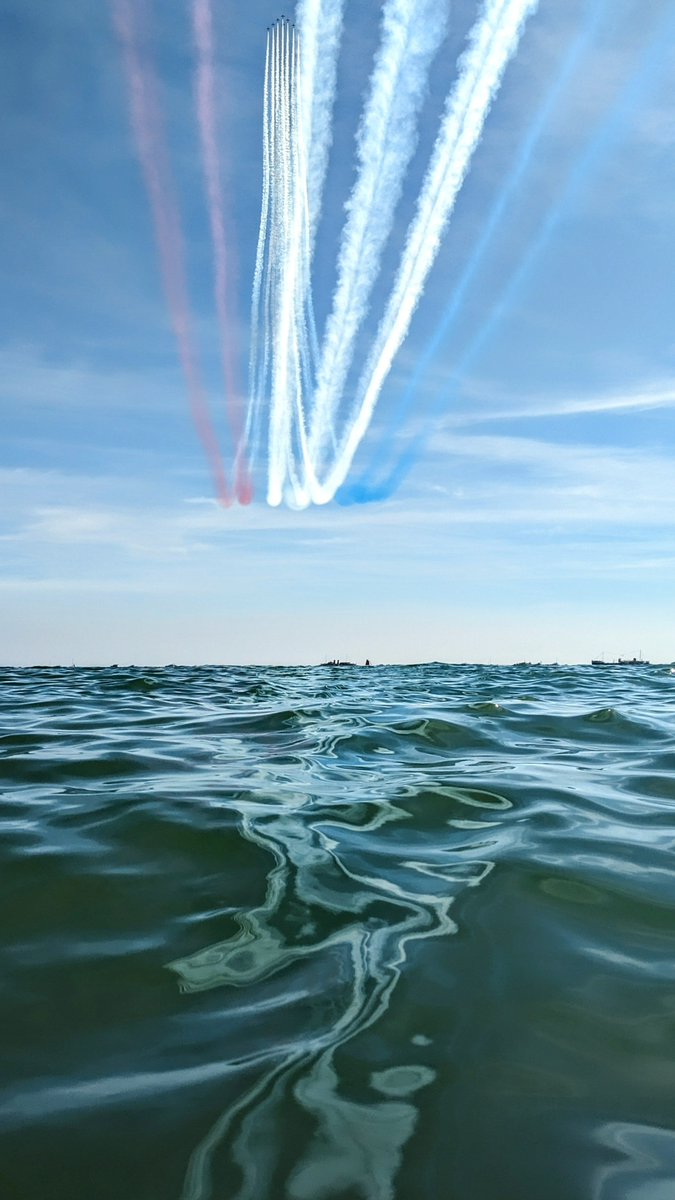 TSPCrowther's tweet photo. @rafredarrows @BmthAirFest 
Lovely day by the sea https://t.co/6skYmdIDmO