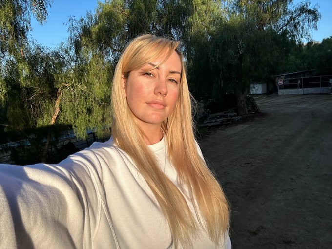 Rise n&rsquo; shine! Already up and doing barn things. https://t.co/6HhWWGGFhL