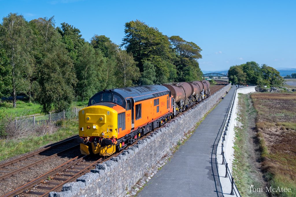 McateeTom's tweet photo. A tidy looking 37405 heads through Grange Over Sands with 3 China Clay Slurry Tanks with the 6Z37 11:30 Arpley to Workington Docks. 
4th Sept 2023. 📸 ☀️ 

⭐️ Prints available ➡️🏞🚂 https://t.co/G9CccR6eI0

#class37 #hnrc #grangeoversands #cumbria #railwaygifts @TheGrowlerGroup https://t.co/HSONV6cCz3