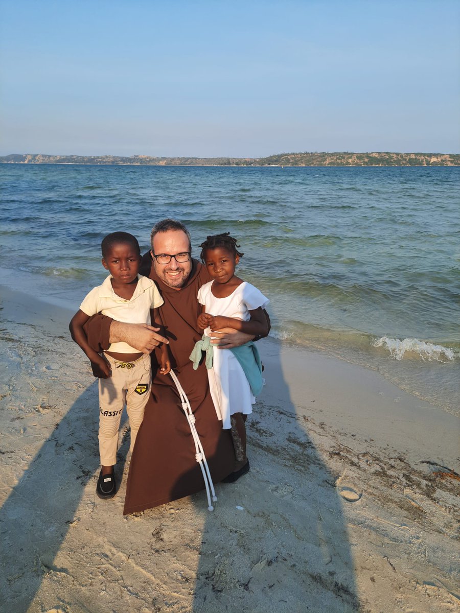 FraLucaSantato's tweet photo. Sono tornato al mare perché stamattina avevo trovato 3 fratellini che cercavano pesce per poi venderlo. Erano ancora lì. Buon pomeriggio e ogni bene. Fra Luca https://t.co/3mLGKaaBy6