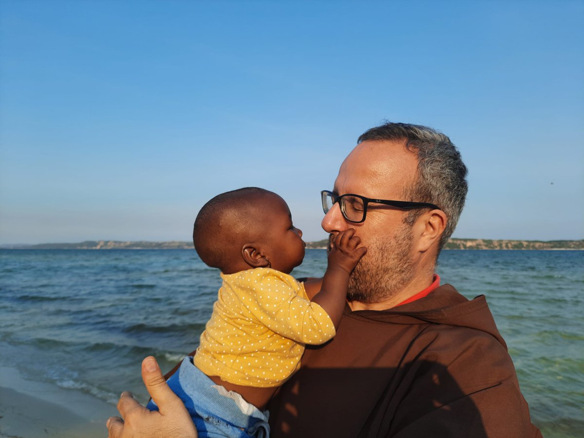FraLucaSantato's tweet photo. Sono tornato al mare perché stamattina avevo trovato 3 fratellini che cercavano pesce per poi venderlo. Erano ancora lì. Buon pomeriggio e ogni bene. Fra Luca https://t.co/3mLGKaaBy6