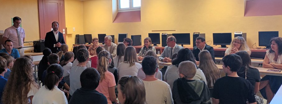 Departement_AIN's tweet photo. 💼C'est la rentrée ! Le président du Département #Ain Jean #Deguerry et ses 2 VP @baude_veronique et @LurinPierre se sont rendus aux collèges de Péronnas, Marboz et Poncin pour rencontrer les équipes éducatives, les agents dép, les élèves et leurs parents📚https://t.co/zQLGKlm6r1 https://t.co/PXcxTvNoQB