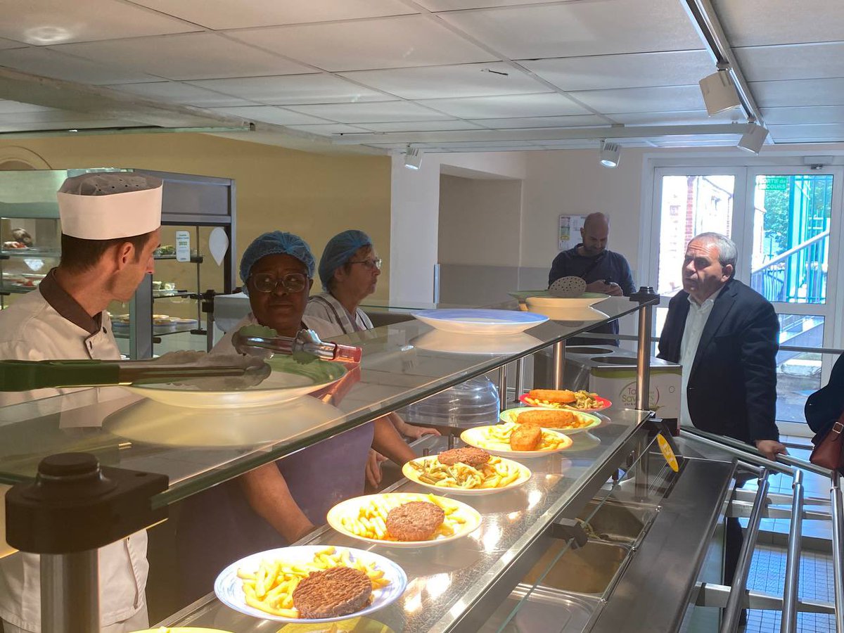 Bonne #RentréeScolaire à tous les lycéens des <a href="/hautsdefrance/">Région Hauts-de-France</a> ! 

Merci aux enseignants et aux agents mobilisés pour faire de cette rentrée une réussite comme ici, aux lycées François Truffaut de Beauvais &amp; Cassini de Clermont.