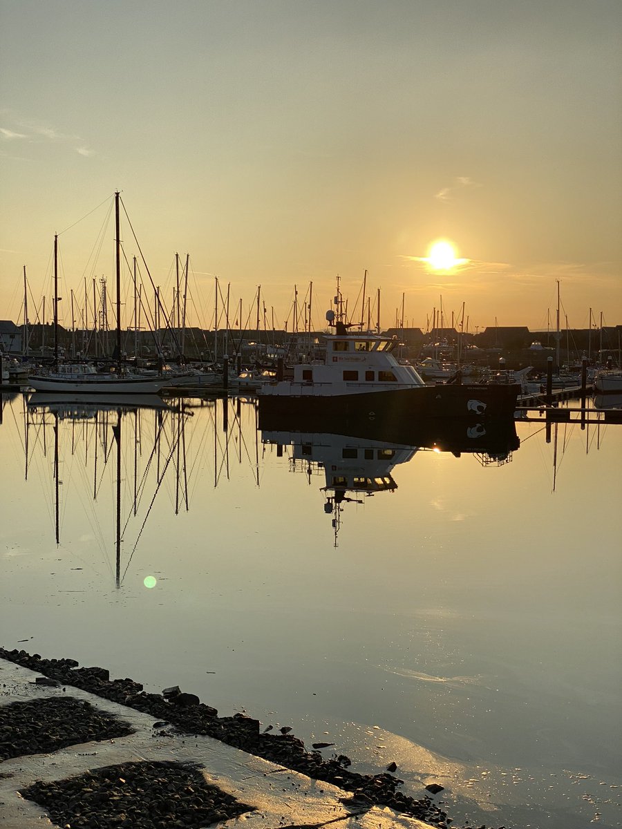 Sunrise on Fleetwood Docks this morning it’s going to a lovely sunny day ☀️☀️🐟🐟