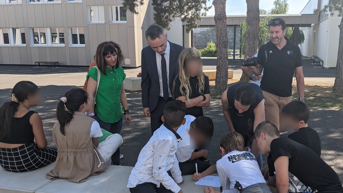 DSDEN70's tweet photo. @PhDestable @acbesancon @NathalieAlber15 @Paris2024 @mickaelporte @Prefet70 #rentree2023 Cet après-midi, l’équipe pHARe du collège J. Brel à Vesoul a présenté à @phdestable, IA-DASEN, les activités de rentrée proposées aux élèves de 6e pour les aider à mieux connaitre le collège et les sensibiliser à la lutte contre le harcèlement. @acbesancon https://t.co/qQvnz1xczG
