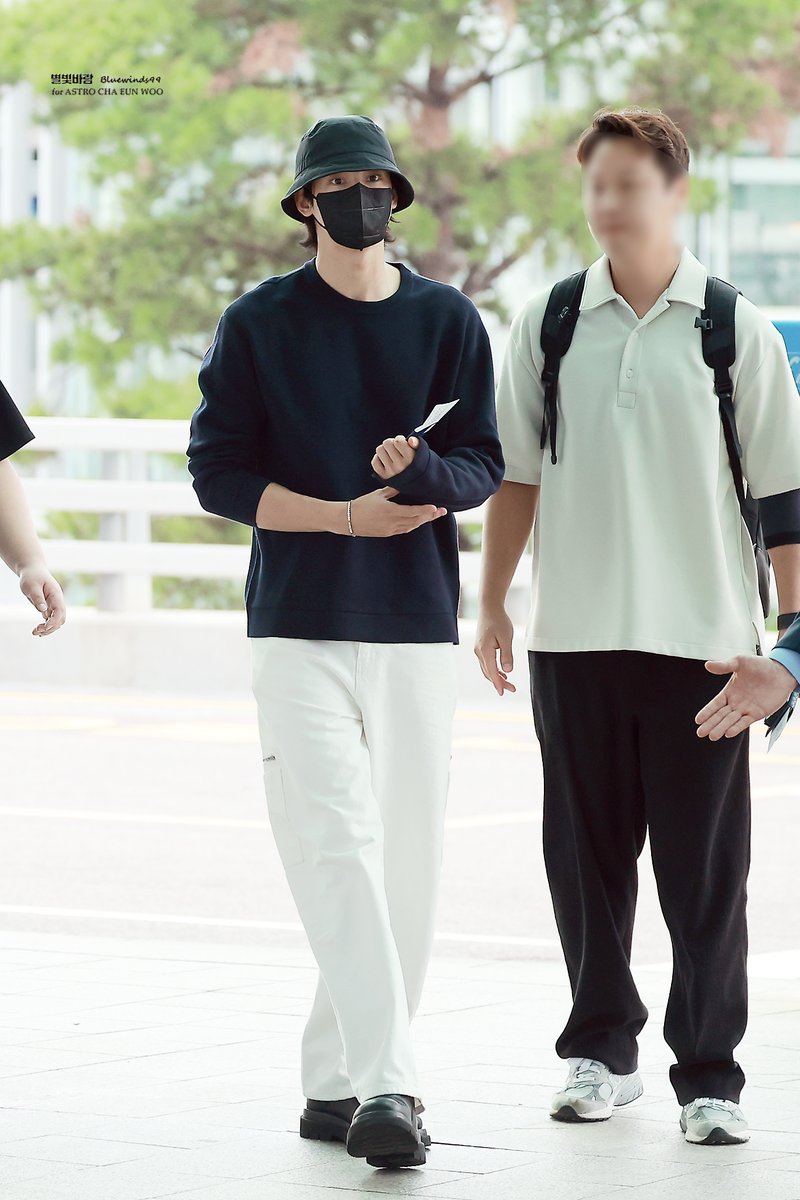 bluewinds99's tweet photo. 230904 
역시 센스쟁이
쇼메 팔찌 잘 보이게 소매 걷고 런웨이 시작 ✨✨
#차은우 #CHAEUNWOO #ウヌ
@offclASTRO https://t.co/R9lNb0cGp0