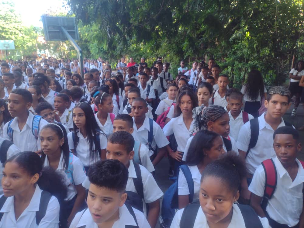 Inicio del Curso 2023-2024 en la Secunadria Básica Alberto Fernández Montes de Oca. <a href="/FundichelyRosa/">Rosa Álvarez Fundichely</a>
 <a href="/elsa_ena/">Ena Elsa Velázquez Cobiella</a> <a href="/dpestgo/">DGE Santiago de Cuba</a> <a href="/RaulSamon/">Raúl Samón Soto</a>