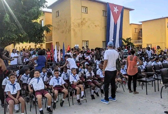 ¡Día de fiesta en toda #Cuba! Inicia el #NuevoCursoEscolar y nuestros educandos y maestros regresan a las aulas con el entusiasmo de continuar construyendo el futuro. Muchas felicidades. 💖🇨🇺

#SantiagodeCuba #CubaEduca
<a href="/DiazCanelB/">Miguel Díaz-Canel Bermúdez</a> <a href="/RamnMonte1/">José Ramón Monteagudo Ruiz</a> <a href="/PresidenciaCuba/">Presidencia Cuba 🇨🇺</a>.