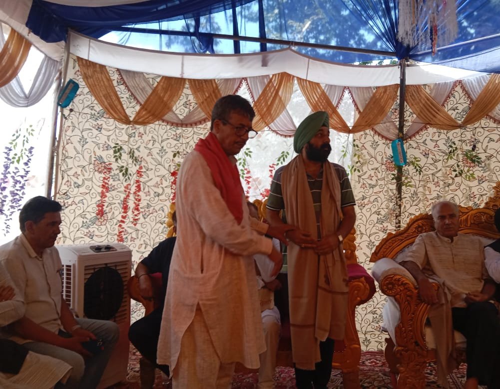 DrShuntySingh's tweet photo. Respect is what you give to others.
Honor is what you give   to yourself. 
#nowdal Tral shrine https://t.co/xKxaKQo6Ly