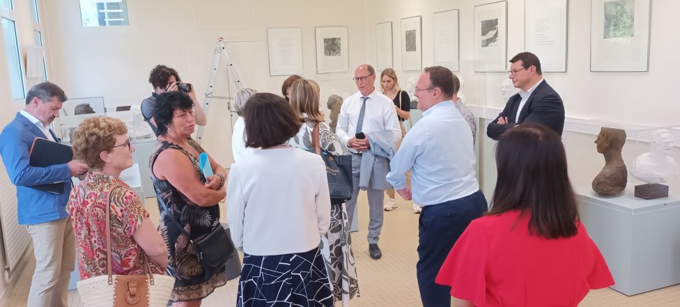 Departement_AIN's tweet photo. 💼C'est la rentrée ! Le président du Département #Ain Jean #Deguerry et ses 2 VP @baude_veronique et @LurinPierre se sont rendus aux collèges de Péronnas, Marboz et Poncin pour rencontrer les équipes éducatives, les agents dép, les élèves et leurs parents📚https://t.co/zQLGKlm6r1 https://t.co/PXcxTvNoQB