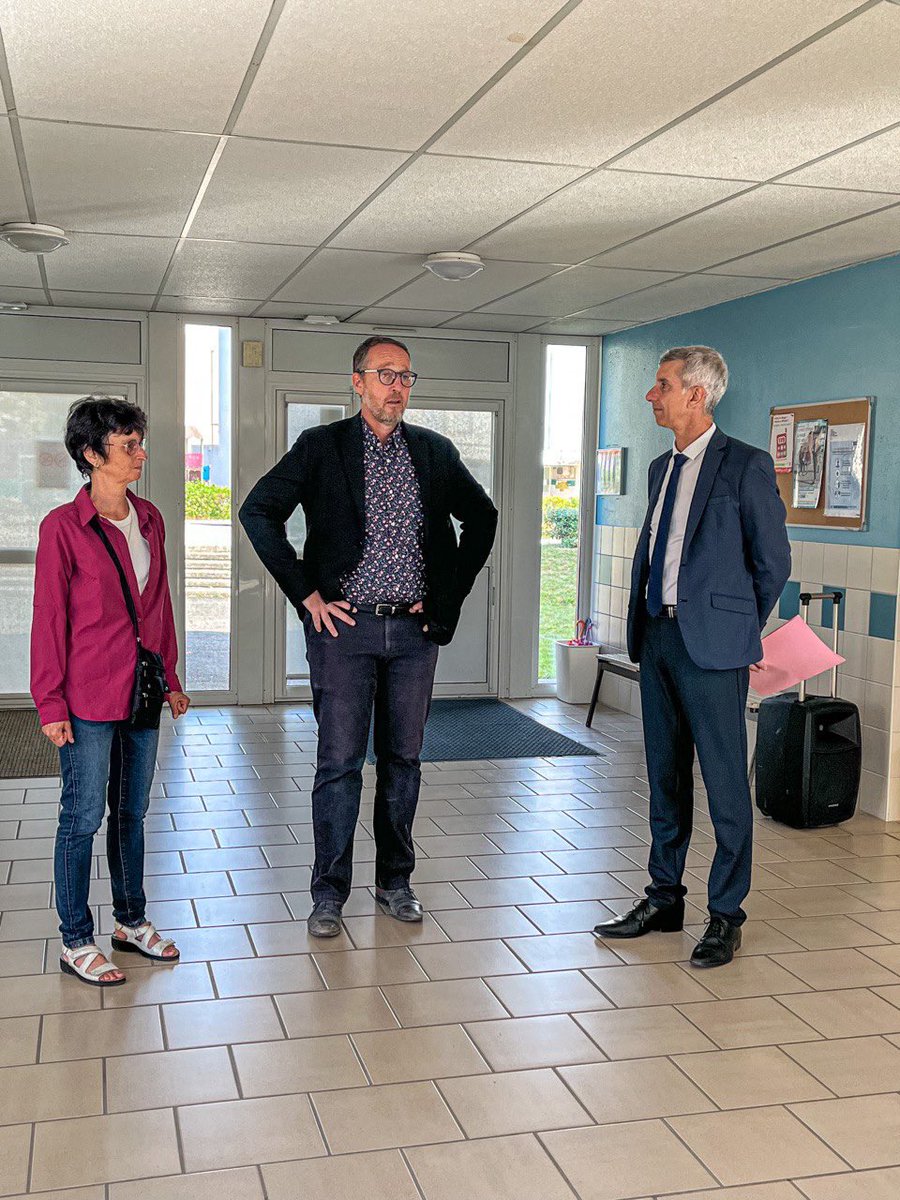 phfrei's tweet photo. Présent ce matin à Genlis pour la rentrée scolaire des élèves de 6ème du Collège Albert Camus.
A #Genlis comme ailleurs, je souhaite aux 12 millions d’élèves, aux enseignants, personnels d’établissements, parents une excellente #RentreeScolaire2023, pleine de réussite. https://t.co/XVpdSeHdoP