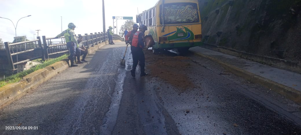victoria1039fm's tweet photo. (10:29am) >> #PNM, Cerrado el Dist. #LaMatica en la #CarreteraPanamericana a la altura del km 25 por derrame de combustible, autoridades en el sitio. #Vía @tureporterovial #InfoVi https://t.co/avvTQt6CWX