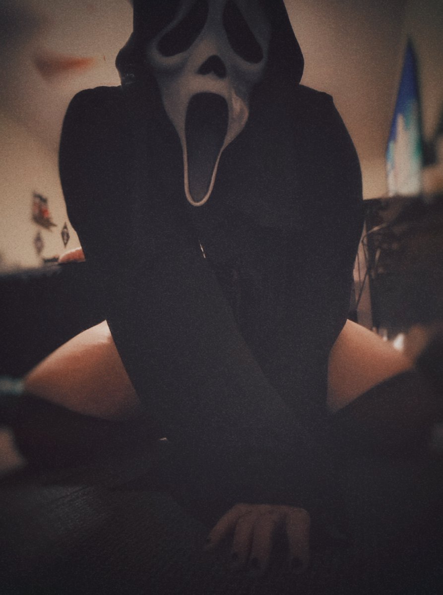 Metal__Mama's tweet photo. What's your favorite scary movie? https://t.co/XsYwKYjdMP