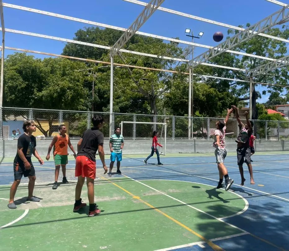 JPSUVNE_'s tweet photo. 📸 | En #NuevaEsparta, la Juventud se la Juega con el Balón de Calle 3x3. 

A través de la Comisión de Deporte y Recreación de la @JuventudPSUV, seguimos promoviendo el desarrollo de actividades deportivas a nuestros jóvenes neoespartanos. 

#MeEncantaVenezuela | ✊🏻🇻🇪❤️ https://t.co/QHB5ipmHsW