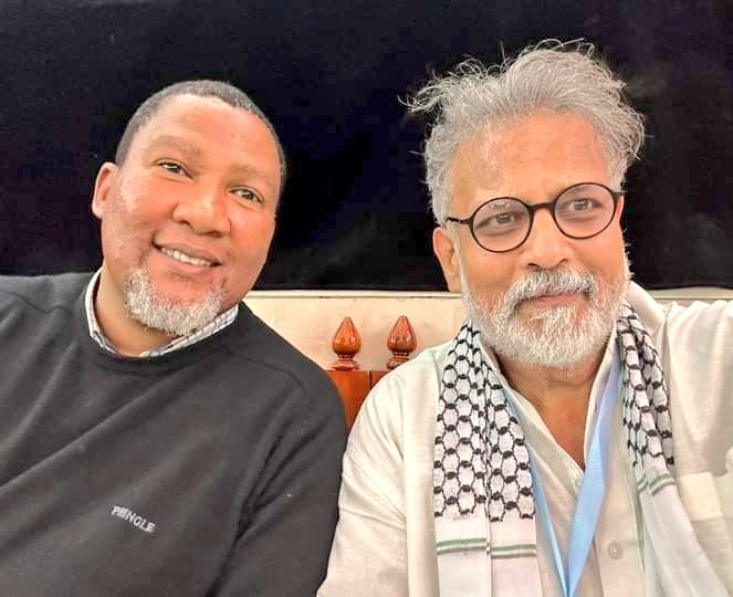 Hashirr110's tweet photo. Grandson of Nelson Mandela &amp; Grandson of Mahatma Gandhi in Karbala 🌹😍 https://t.co/VMZgwiiGU3