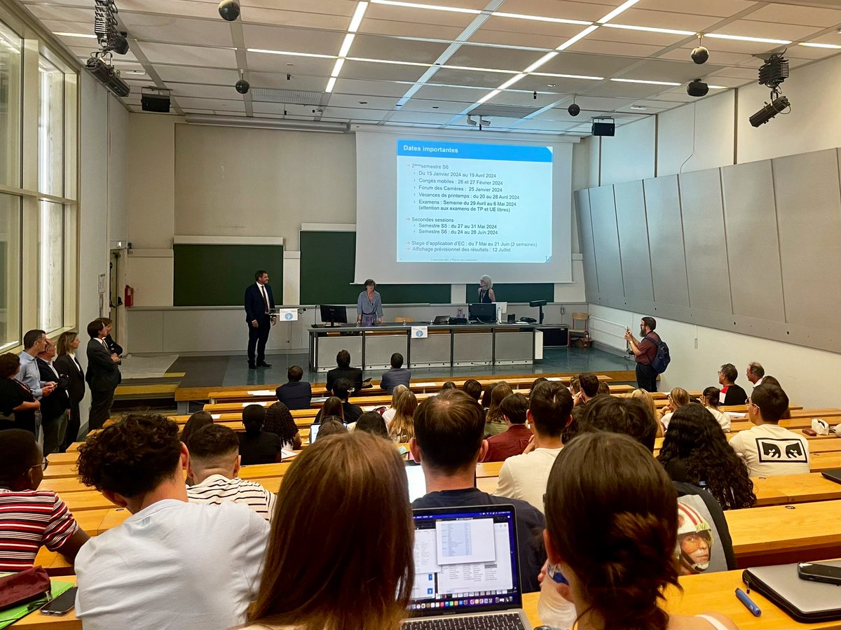 agnesfirmin's tweet photo. Passage par l’UFR de #Pharmacie de l’@univbordeaux. 

Échanges avec des étudiants de 3e année et l’équipe de direction sur les enjeux d’une profession que je connais bien ! 🧑‍⚕️💊 https://t.co/5Msilh2ic2