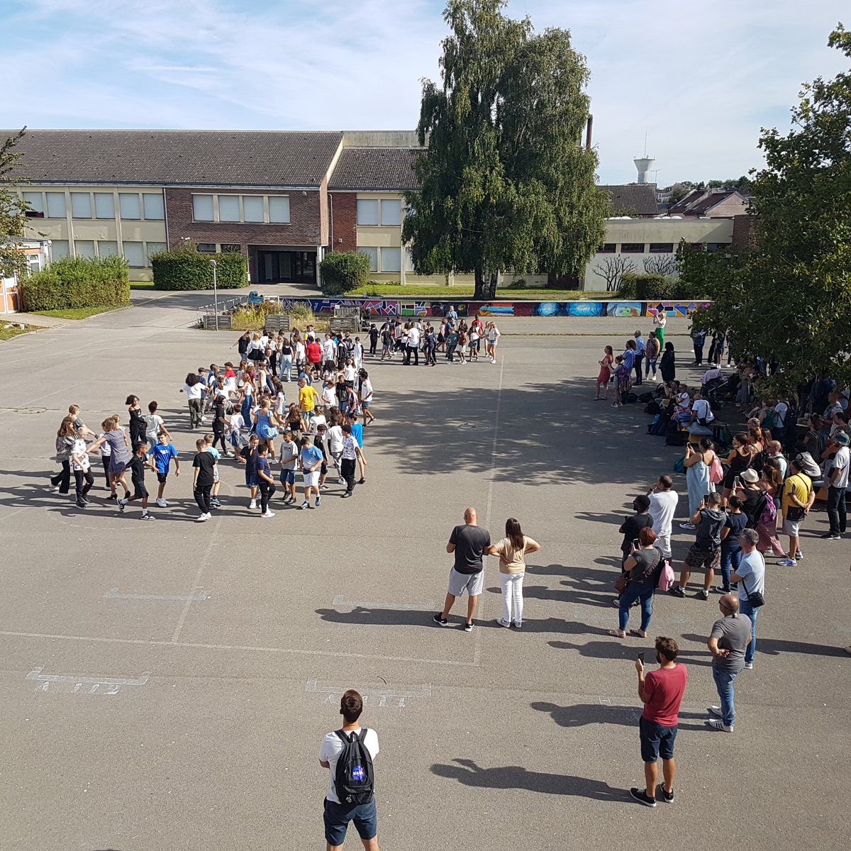 CollegeLongueau's tweet photo. Les élèves de sixième du @CollegeLongueau ont eu le collège pour eux tout seul aujourd'hui. Une rentrée des classes placée sous le signe de la @disciplinepositive.
 Ils ont pratiqué de nombreuses activités pour faire connaissance avec leurs professeurs et leurs camarades ! https://t.co/fojKx4e6Xx