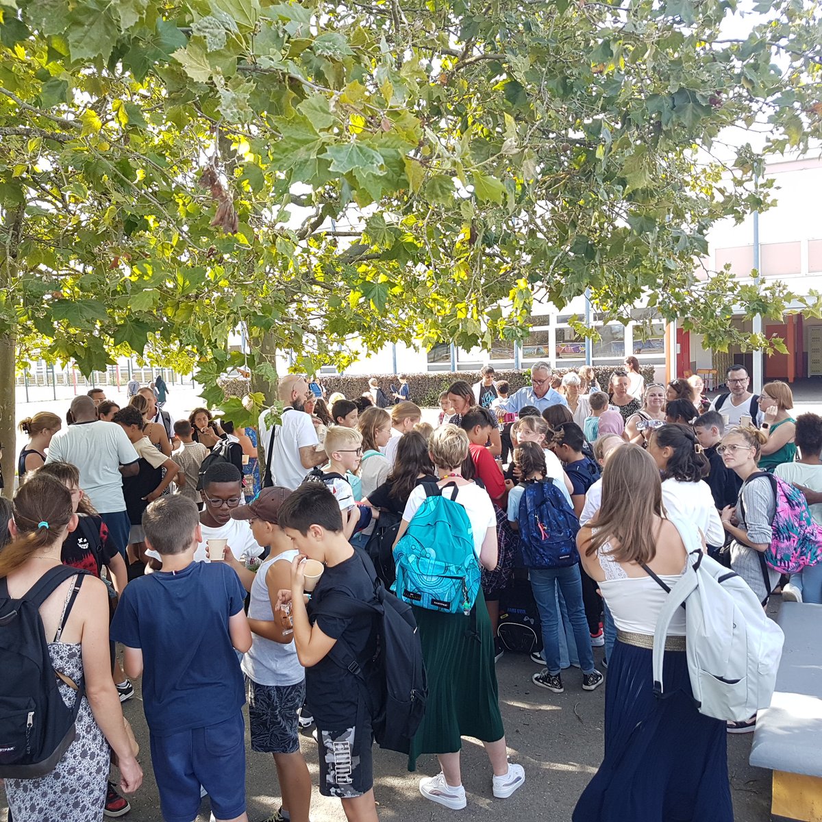 CollegeLongueau's tweet photo. Les élèves de sixième du @CollegeLongueau ont eu le collège pour eux tout seul aujourd'hui. Une rentrée des classes placée sous le signe de la @disciplinepositive.
 Ils ont pratiqué de nombreuses activités pour faire connaissance avec leurs professeurs et leurs camarades ! https://t.co/fojKx4e6Xx