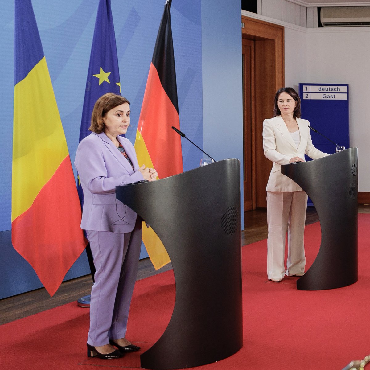 AuswaertigesAmt's tweet image. Putins Spiel mit dem #Getreideabkommen ist zynisch &amp;amp; trifft die Ärmsten weltweit. Die Bemühungen der Türkei, das Abkommen wieder auf Kurs zu bringen, sind wichtig. Es scheitert nur an Putin, dass die Frachter nicht sicher &amp;amp; frei fahren können. @ABaerbock mit @Odobes1Luminita 1/4